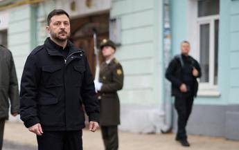 Ucraina, vertice dei Volenterosi a Parigi. Zelensky vede Macron: “Discusse reali capacità contrasto a terrore russo”