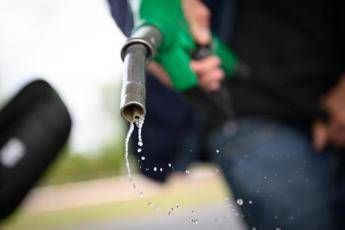 Eni taglia il prezzo di benzina e diesel, Marsiglia (Federpetroli): “Non tutti possono farlo”