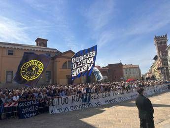 Funerali Mazzola a Milano, in centinaia per l’ultimo saluto alla leggenda dell’Inter