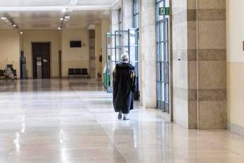 Lascia al nipote preferito un’eredità di 800mila euro ma gli altri non ci stanno: “Non vedeva bene, è stata guidata”
