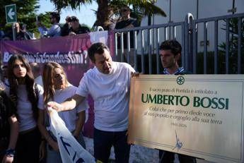 Pontida, Lega intitola pratone a Bossi. Salvini accolto da ovazione, lancia congresso straordinario